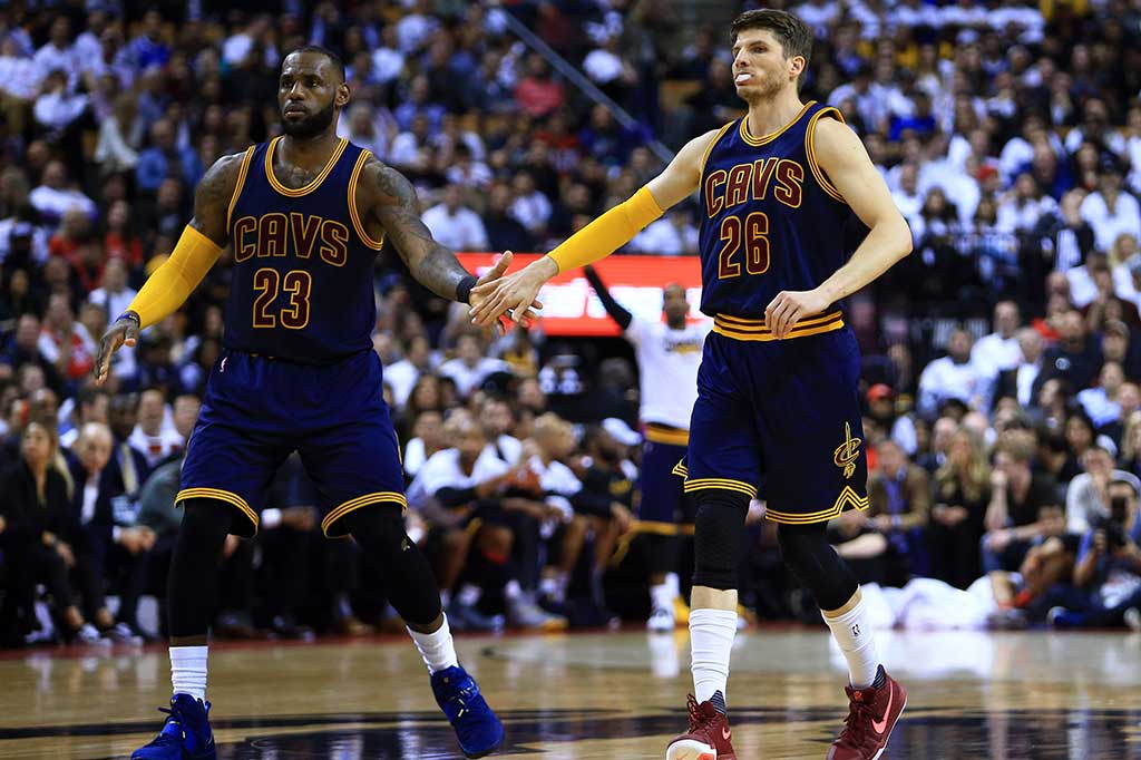 Kyle Korver mengumpulkan 14 poin. Tristan Thompson menambah sembilan poin dan 12 rebound.