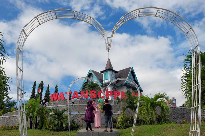 Wisatawan berfoto di depan Vila Juliana di Watansoppeng, Kabupaten Soppeng, Sulawesi Selatan, Sabtu (6/5/2017).