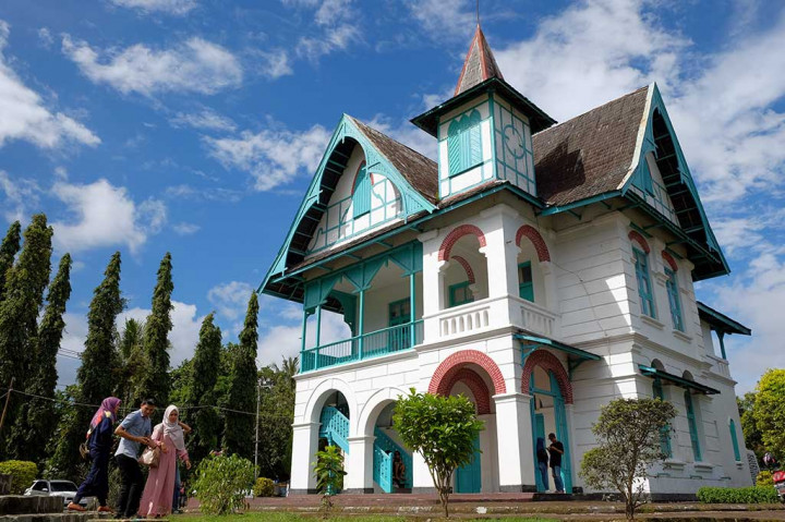 Bangunan kuno perpaduan arsitektur Eropa dan Bugis yang dibangun pada 1905 tersebut untuk menyambut kunjungan Ratu Belanda yang bernama Juliana. Namun Ratu Juliana batal datang ke Sulsel karena situasi dan kondisi saat itu yang tidak mendukung.