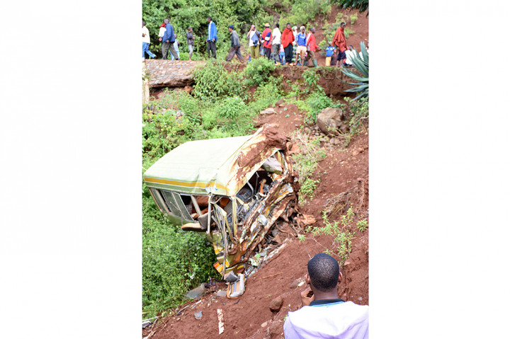 Bus yang membawa anak-anak itu sedang dalam perjalanan untuk mengunjungi sekolah lain. Murid-murid SD Lucky Vincent itu umumnya berusia 12 sampai 13 tahun.