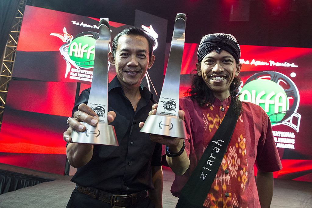 Film Ziarah bercerita tentang perjalanan Mbah Sri, seorang nenek berusia 95 tahun, yang mencari makam suaminya yang hilang pada zaman Agresi Militer Belanda ke-2. Dengan tujuan sederhana, bahwa dia ingin dimakamkan di samping makam suaminya.