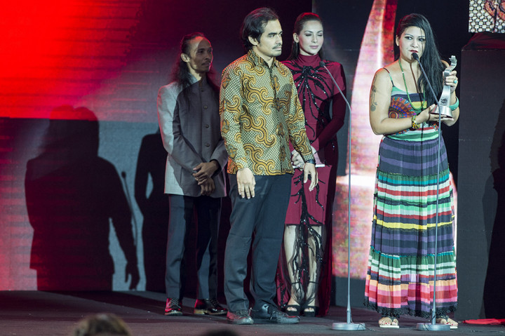 Aktris Film Istirahatlah Kata-Kata Melanie Subono (kanan) dan aktor Eduwart Manalu (kedua kiri) menerima trofi saat penghargaan ASEAN International Film Festival and Awards (AIFFA) 2017 di Kuching, Serawak, Malaysia, Sabtu (6/5) malam.