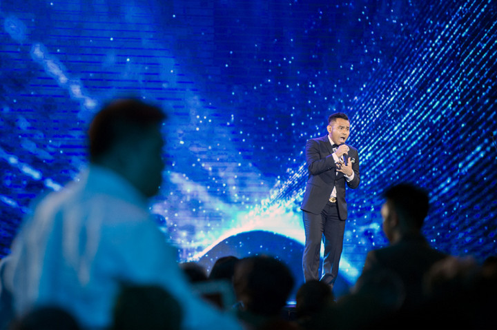 Penyanyi Judika tampil pada malam penganugerahan ASEAN International Film Festival and Awards (AIFFA) 2017 di Kuching, Serawak, Malaysia, Sabtu (6/5).