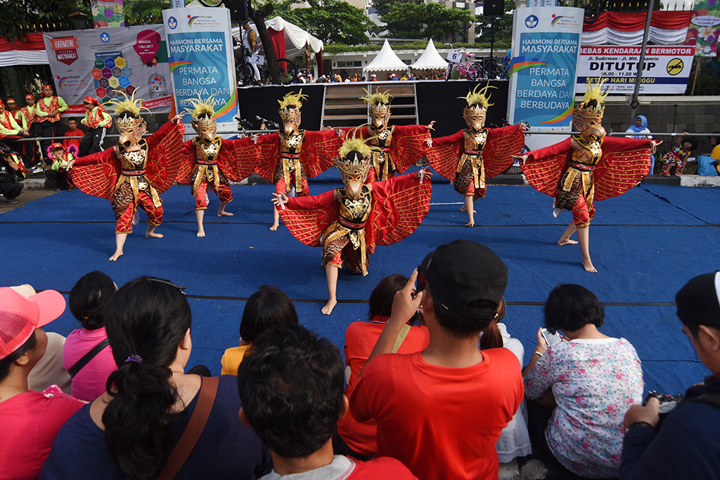 Sejumlah siswa menampilkan tarian berjudul Garuda Ngapak.