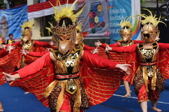 Sejumlah siswa menampilkan tarian berjudul Garuda Ngapak.