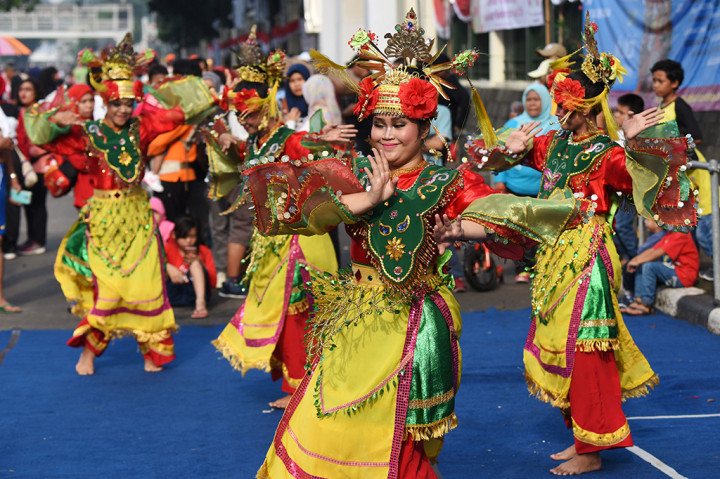 Sejumlah siswa menampilkan tari Gambang Kromong.
