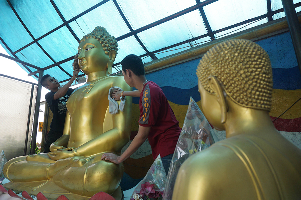 Selain itu, sejumlah vihara di Tangerang juga mulai berbenah menjelang peringatan Waisak dengan melakukan bersih-bersih patung Budha. ANTARA/Fajrin Raharjo