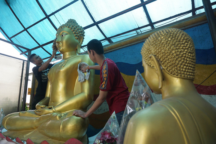 Selain itu, sejumlah vihara di Tangerang juga mulai berbenah menjelang peringatan Waisak dengan melakukan bersih-bersih patung Budha. ANTARA/Fajrin Raharjo