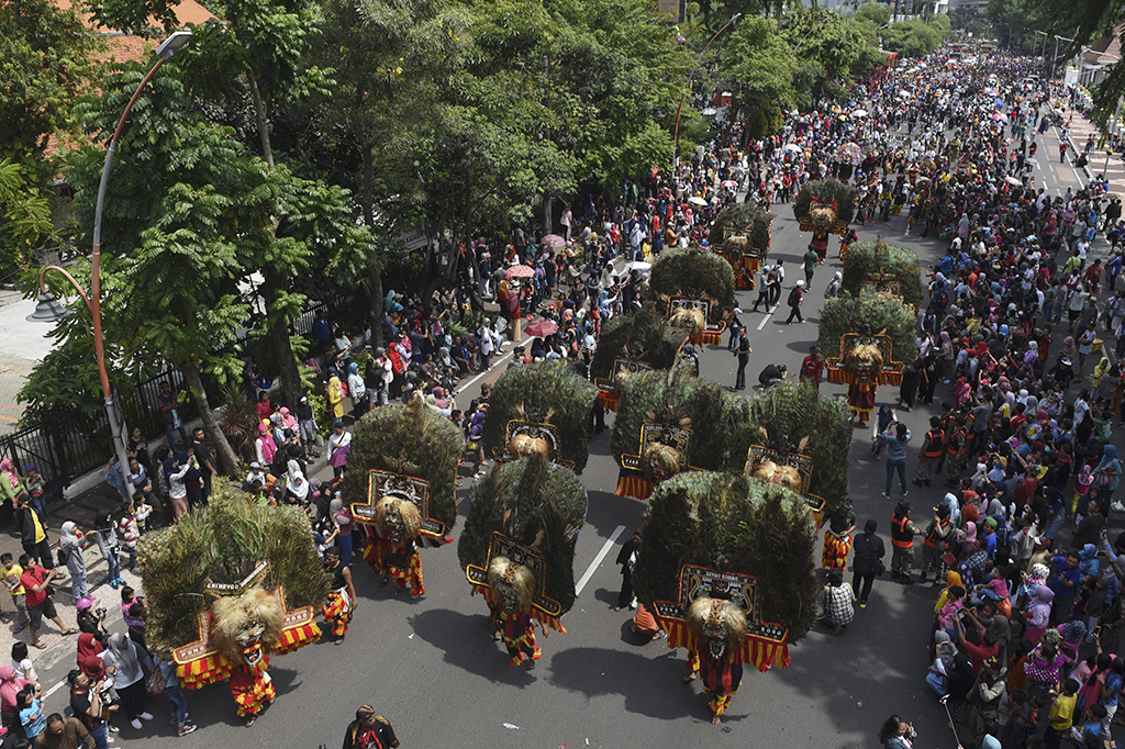 Kemeriahan Parade Budaya dan Bunga di Surabaya