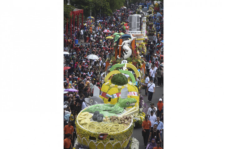 Kemeriahan Parade Budaya dan Bunga di Surabaya