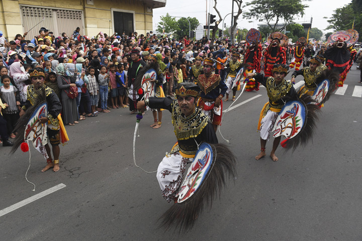 Kemeriahan Parade Budaya dan Bunga di Surabaya