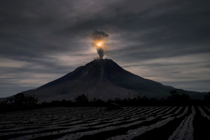 Gunung Sinabung semakin rutin mengeluarkan erupsi dalam beberapa hari terakhir.