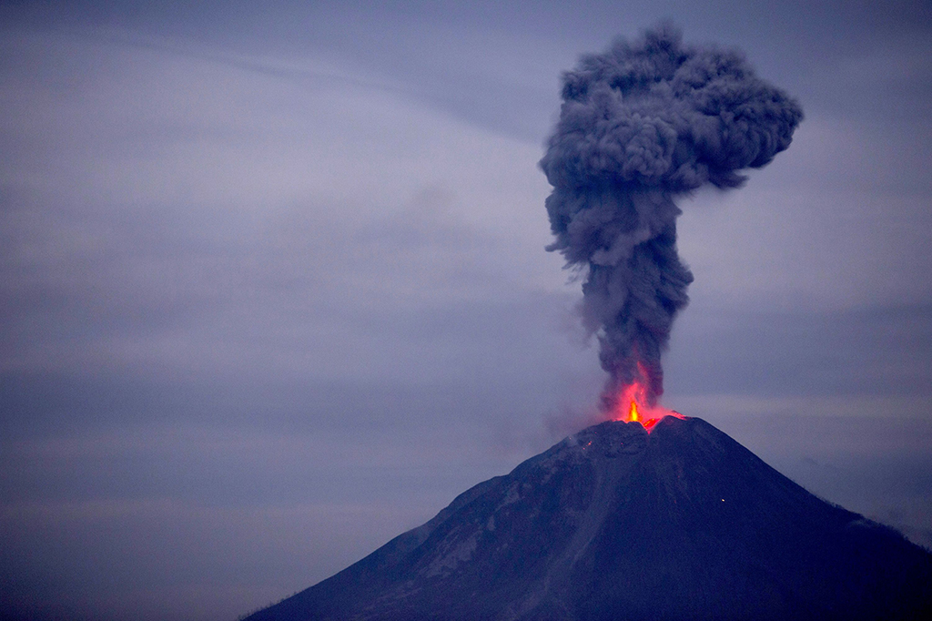 
Saat ini aktivitas Gunung Sinabung masuk level IV alias status awas. PVMBG telah memberlakukan 