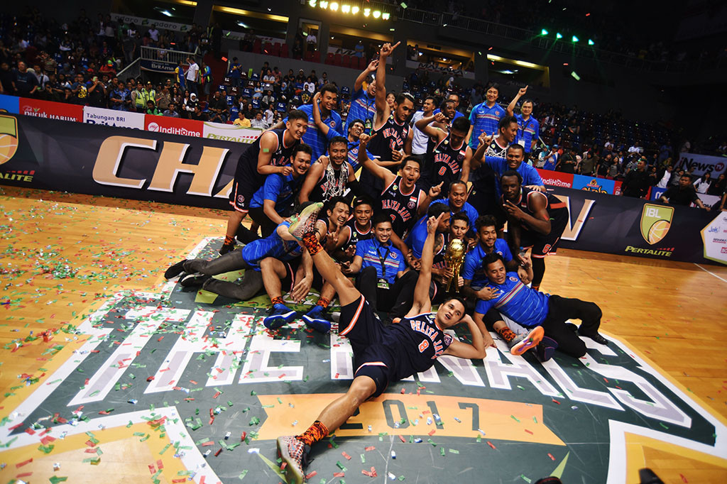 Pemain Pelita Jaya meluapkan kegembiraan usai mengalahkan Satria Muda dalam Final IBL 2017.