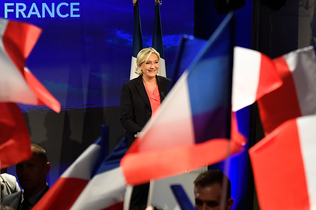 Macron berhasil mengumpulkan suara sebanyak 65 persen, sementara Marine Le Pen hanya mendapat 35 persen.