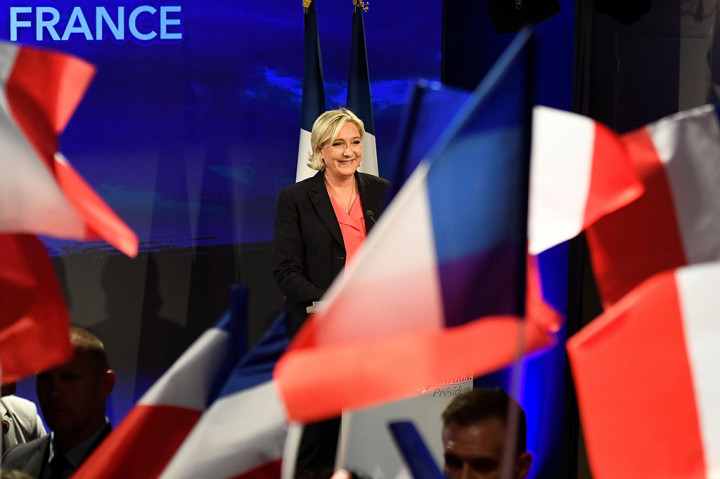 Macron berhasil mengumpulkan suara sebanyak 65 persen, sementara Marine Le Pen hanya mendapat 35 persen.