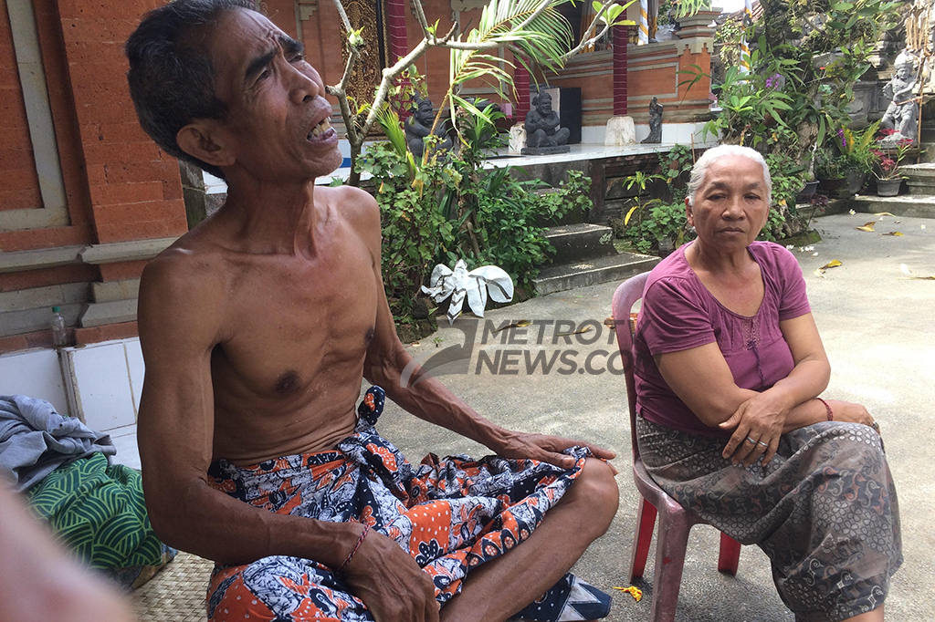 I Ketut Moderen piawai memahat patung sejak kecil. Ia mendapat ilmu itu dari orang tuanya yang merupakan seniman pahat terkenal di Gianyar. 