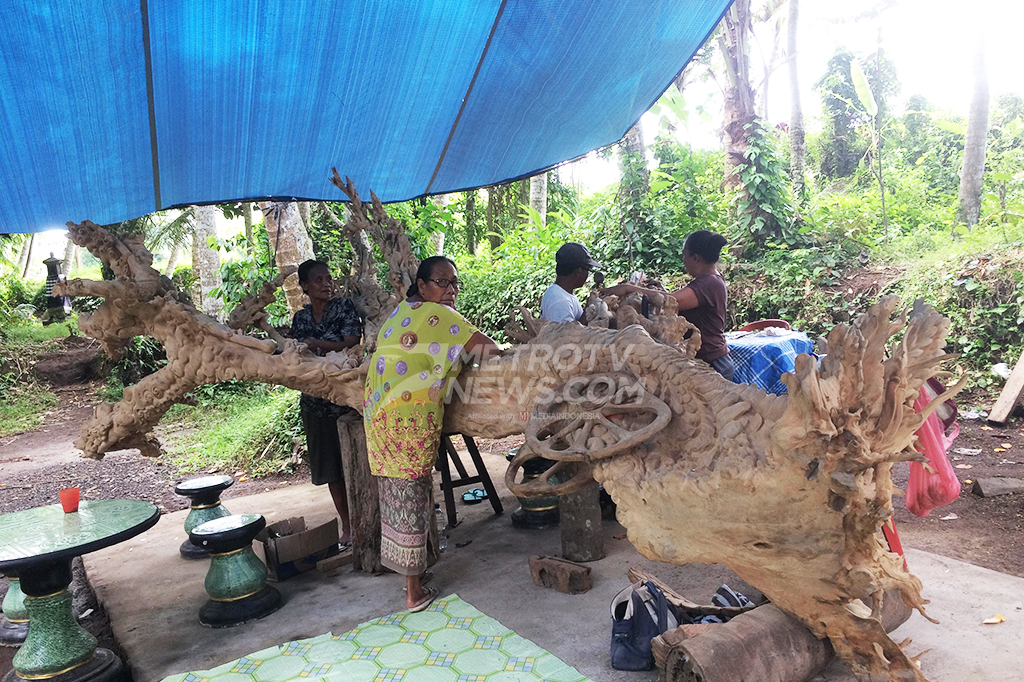 Moderen dibantu sekitar 20 seniman ukir untuk pengerjaan patung-patung tersebut.