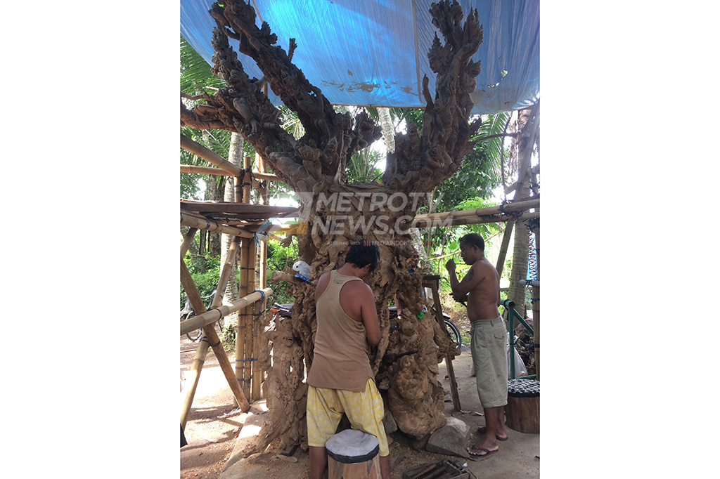 Adapun patungnya berupa Kumbakara Lina, Perang Tandung Karna, dan Rahwana Perang Khalawanin Jatayu.