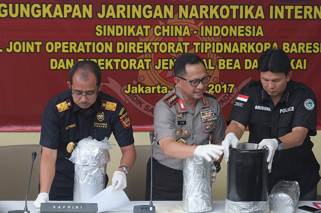 Kapolri Jenderal Pol Tito Karnavian (tengah) didampingi Kabareskrim Polri Komjen Pol Ari Dono Sukmanto (kanan) dan Dirjen Bea dan Cukai Kemenkeu Heru Pambudi menunjukkan barang bukti sabu dalam rilis kasus narkotika jaringan Tiongkok di Rumah Sakit Polri, Jakarta Timur, Senin (8/5/2017).