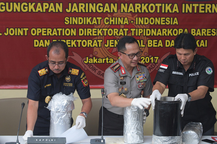 Kapolri Jenderal Pol Tito Karnavian (tengah) didampingi Kabareskrim Polri Komjen Pol Ari Dono Sukmanto (kanan) dan Dirjen Bea dan Cukai Kemenkeu Heru Pambudi menunjukkan barang bukti sabu dalam rilis kasus narkotika jaringan Tiongkok di Rumah Sakit Polri, Jakarta Timur, Senin (8/5/2017).