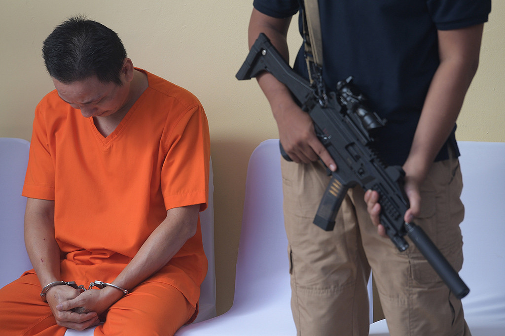 Polisi menunjukkan tersangka inisial TN saat rilis kasus narkotika jaringan Tiongkok di Rumah Sakit Polri, Jakarta Timur.