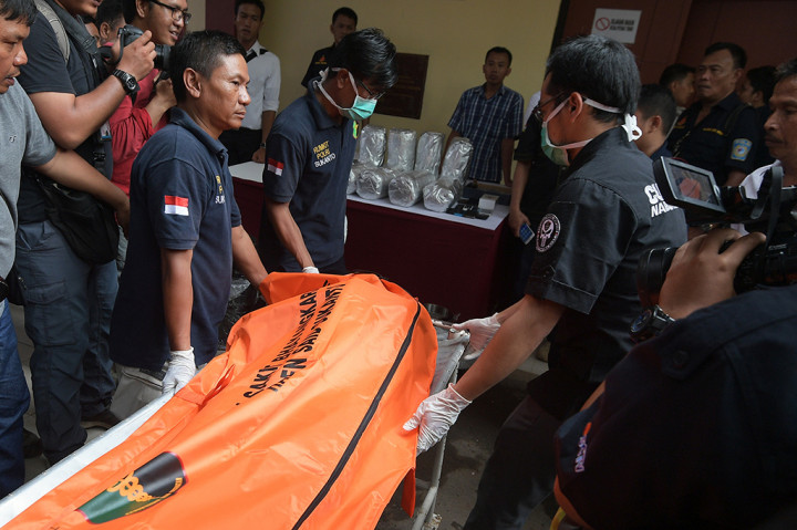 Polisi menunjukkan jenazah pelaku sekaligus barang bukti sabu dalam rilis kasus narkotika jaringan Tiongkok  di Rumah Sakit Polri, Jakarta Timur.