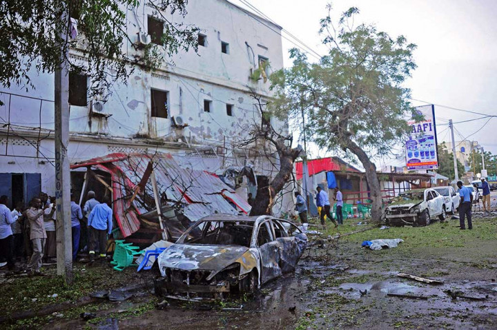 Bom tersebut meledak di dekat sebuah kafe di jalan utama di pusat kota yang mengarah ke istana kepresidenan Somalia. Tidak jelas apakah mobil itu diparkir atau dikendarai pada saat bom itu meledak.