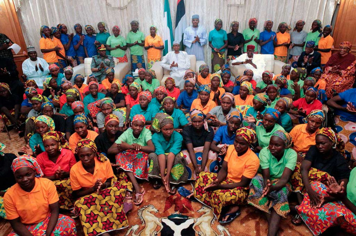 Presiden Nigeria Muhammadu Buhari (tengah) menerima 82 perempuan yang telah dibebaskan setelah ditahan selama tiga tahun oleh kelompok bersenjata Boko Haram, di Kantor Kepresidenan, Minggu (7/5/2017) waktu setempat.