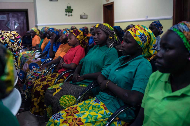 Para penyintas itu merupakan bagian dari sekitar 220 siswi yang menjadi korban penculikan di sekolah menengah di Kota Chibok pada April 2014 lalu.