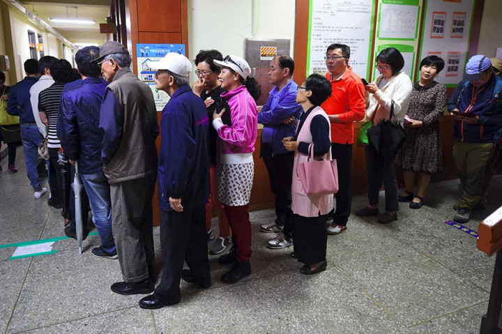 Warga antre untuk menggunakan hak suaranya pada pemilihan presiden Korea Selatan di sebuah tempat pemungutan suara (TPS) di Seoul, Selasa (9/5/2017). 