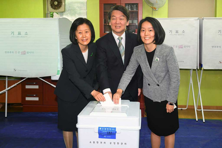 Di posisi kedua adalah kandidat dari Partai Rakyat Ahn Cheol-Soo yang mendapat dukungan sebesar 20% suara.