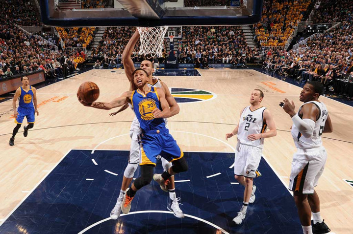 Guard Stephen Curry menjadi penyumbang poin terbanyak untuk Golden State Warriors dengan 30 poin, ditambah 5 rebound, dan 7 assist.