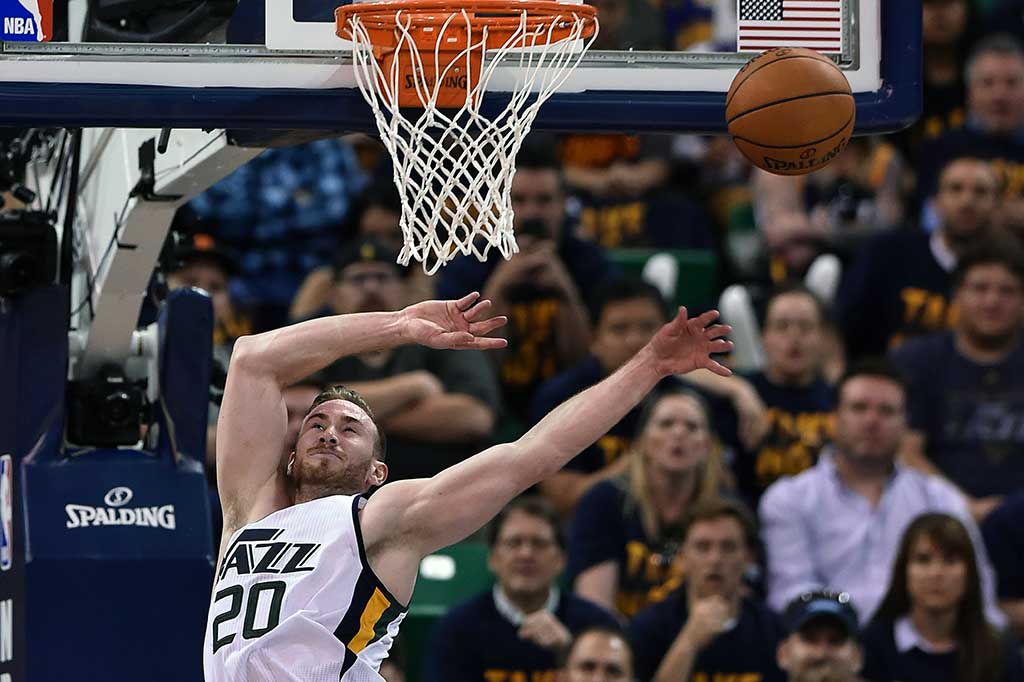Sementara Gordon Hayward jadi bintang Jazz dengan mengemas 25 poin, 5 rebound, dan 3 assist. 