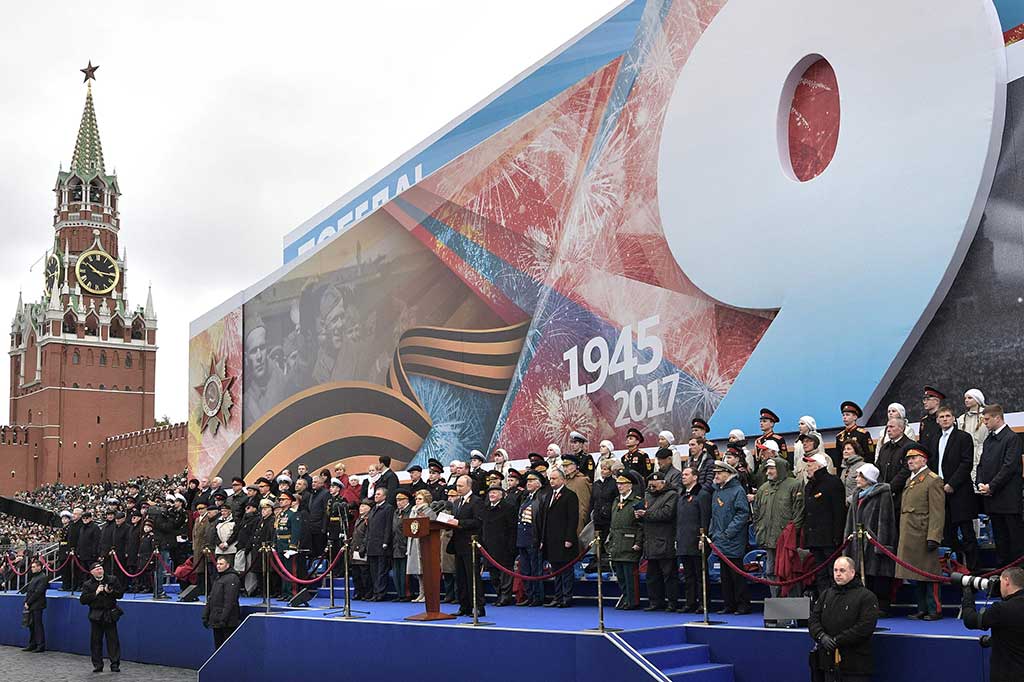 Presiden Rusia Vladimir Putin menyampaikan pidato pada parade militer Hari Kemenangan di Lapangan Merah di Moskow, Selasa (9/5/2017).