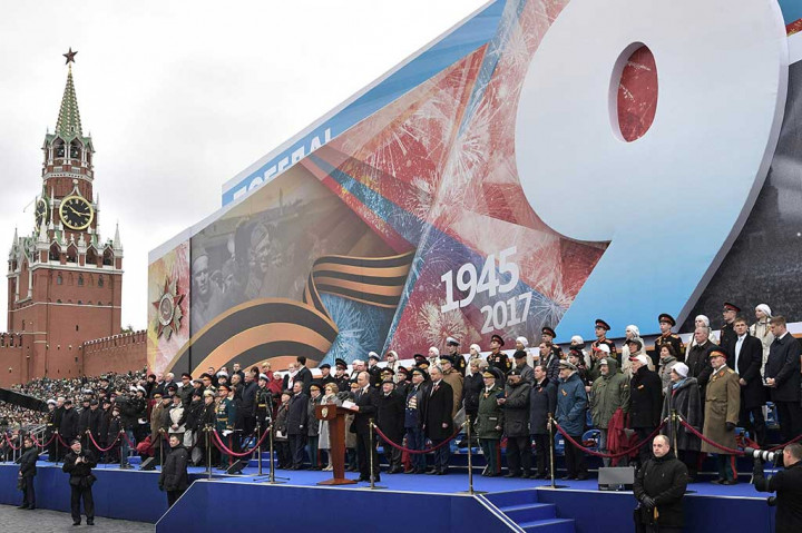 Presiden Rusia Vladimir Putin menyampaikan pidato pada parade militer Hari Kemenangan di Lapangan Merah di Moskow, Selasa (9/5/2017).