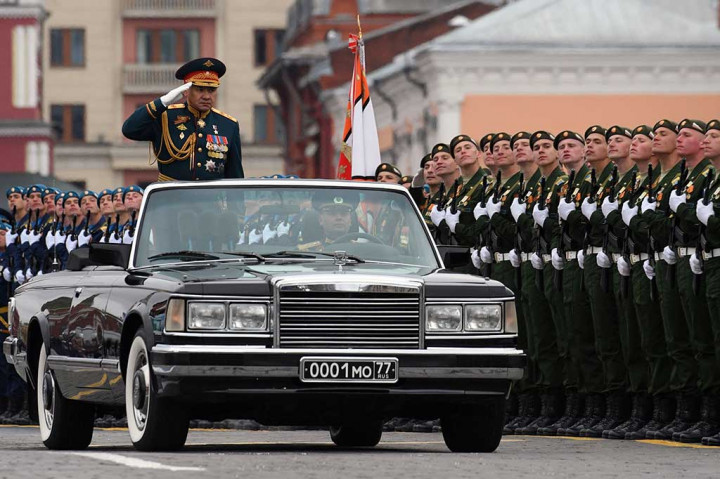 Menteri Pertahanan Rusia Sergei Shoigu melakukan pemeriksaan barisan selama parade militer Hari Kemenangan di Lapangan Merah di Moskow.