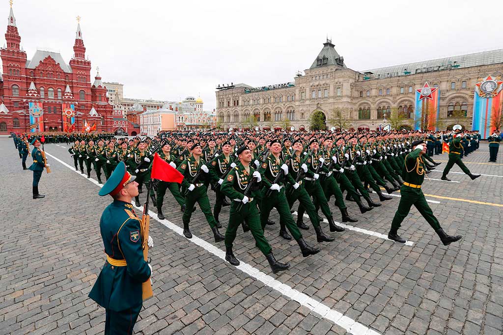 Pasukan militer Rusia berbaris melintasi Lapangan Merah selama parade militer Hari Kemenangan.