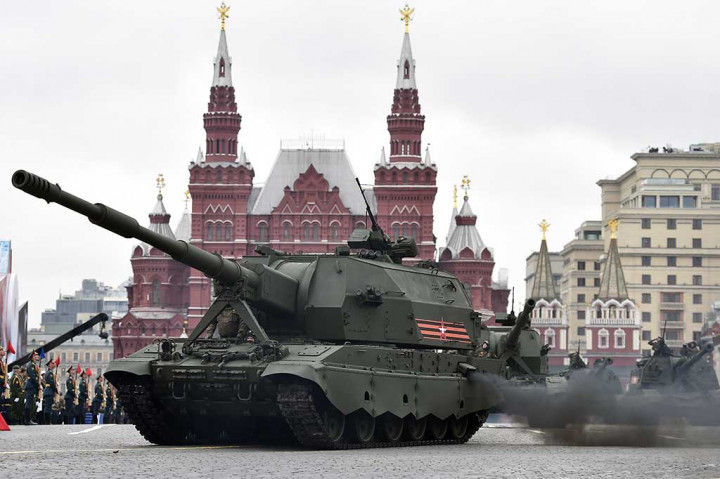 Kendaraan tempur Rusia turut berparade dalam parade militer Hari Kemenangan.