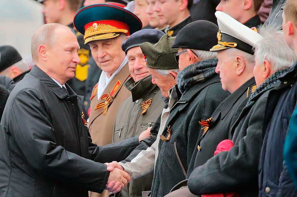 Putin menyalami para veteran perang.