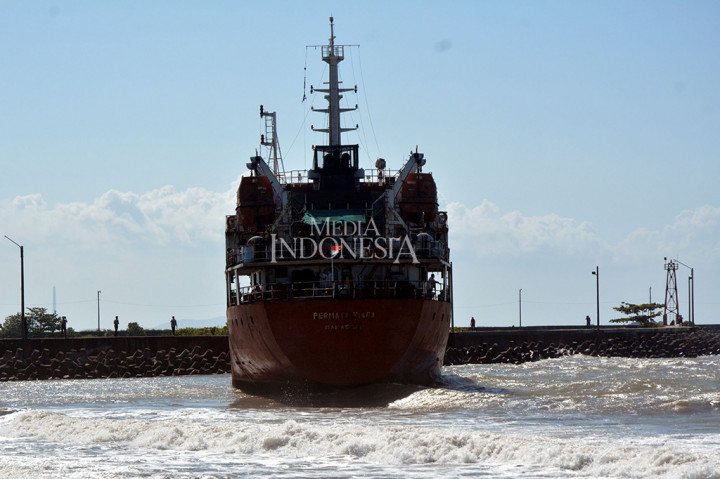 Kapal Tangker Pengangkut Aspal Kandas di PPS Cilacap