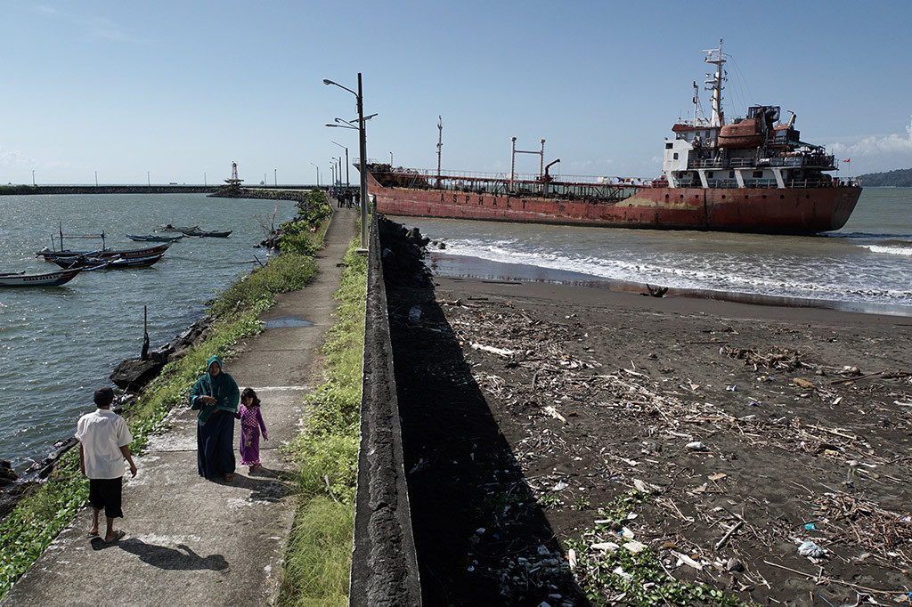 Kapal Tangker Pengangkut Aspal Kandas di PPS Cilacap
