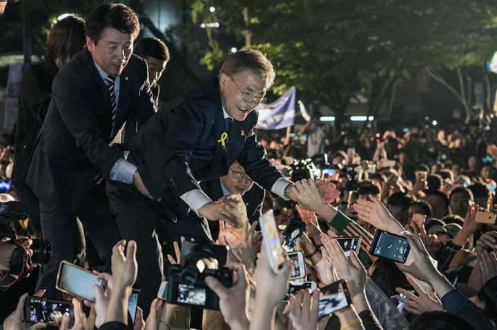 Moon mendapatkan selamat dari para pendukungnya.