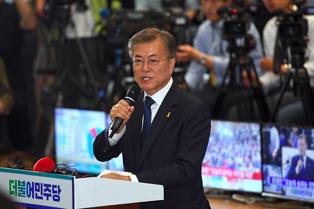 Dalam sambutannya, Moon berjanji akan mengantarkan era baru bagi sebuah negara yang tengah 'babak belur' dilanda skandal. 