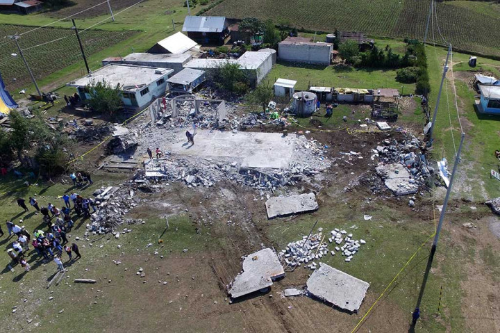 Foto udara yang menggambarkan sebuah rumah penyimpanan kembang api rata dengan tanah pascaledakan, di negara bagian Puebla, Meksiko, Selasa (9/5/2017) waktu setempat.