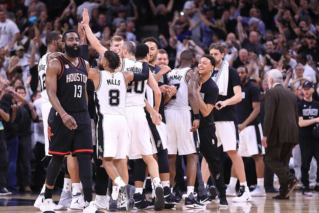 Para pemain San Antonio Spurs meluapkan kegembiraan mereka usai menundukkan Houston Rockets 110-107 lewat overtime pada game kelima semifinal Wilayah Barat, Rabu (10/5/2017) WIB.