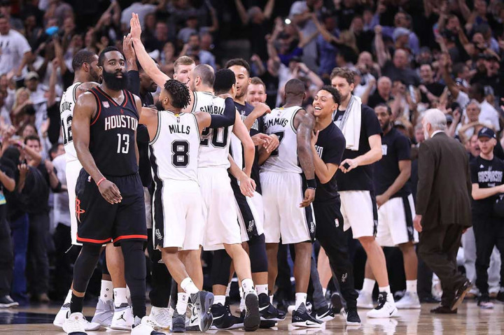 Para pemain San Antonio Spurs meluapkan kegembiraan mereka usai menundukkan Houston Rockets 110-107 lewat overtime pada game kelima semifinal Wilayah Barat, Rabu (10/5/2017) WIB.