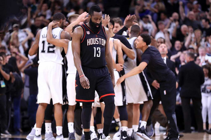 Andalan Rockets James Harden tertunduk lesu setelah tidak mampu membawa timnya meraih kemenangan meski mencetak triple double dengan 33 poin, 10 rebound dan 10 assist.