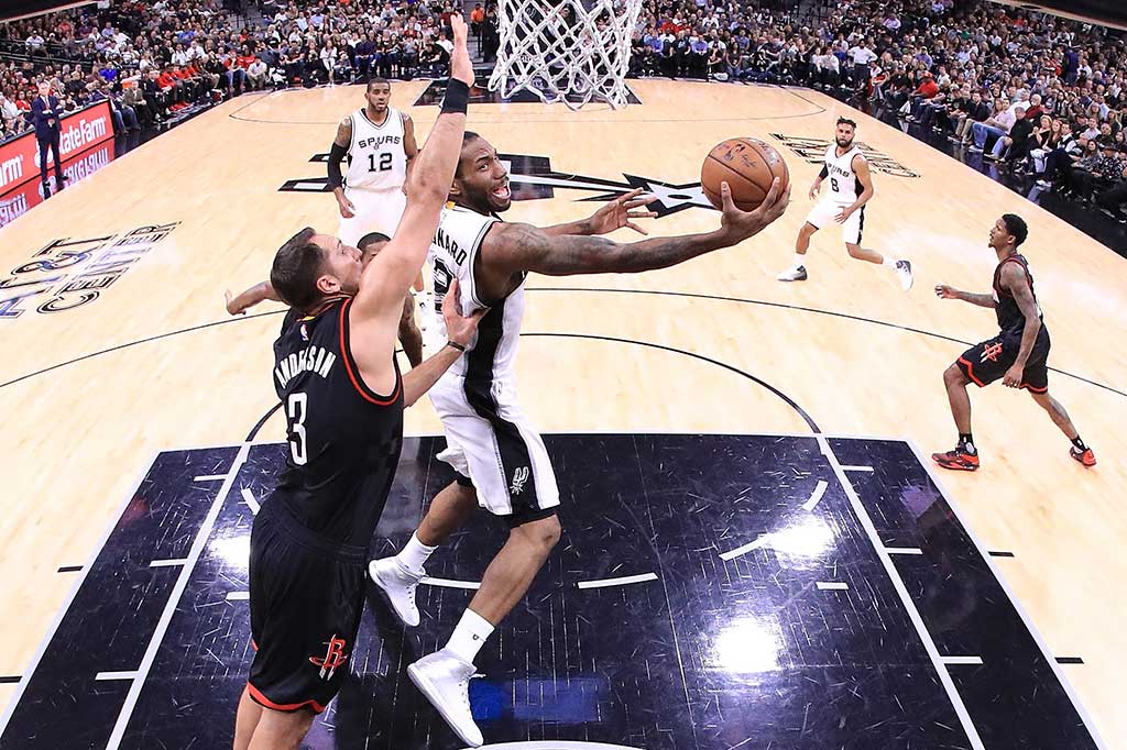 Kawhi Leonard mengumpulkan 22 poin dan 15 rebound dalam 38 menit sebelum meninggalkan permainan dengan pergelangan kaki kanan yang cedera.