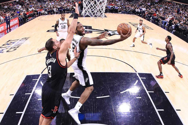 Kawhi Leonard mengumpulkan 22 poin dan 15 rebound dalam 38 menit sebelum meninggalkan permainan dengan pergelangan kaki kanan yang cedera.